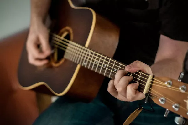 4 aplicativos para aprender a tocar violão