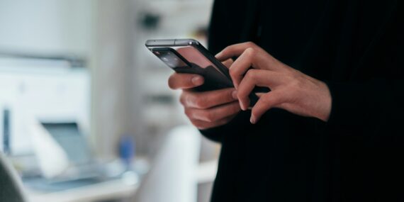 Quais profissões digitais você pode começar com apenas um celular