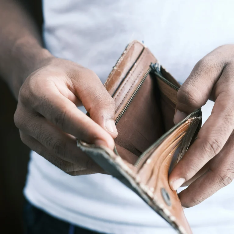 Como usar auxílios governamentais para sair do endividamento